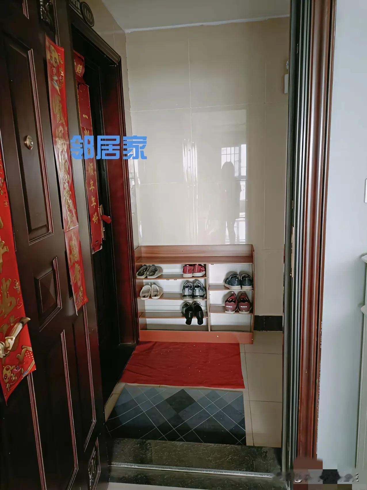 遇到这样邻居能让你气的直跺脚。邻居家的鞋柜直接家门口，每次出门开门直接进入眼帘的