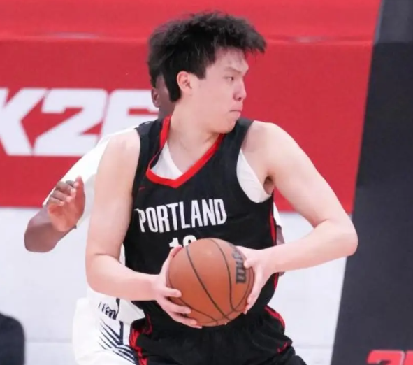 杨瀚森现在问题的根源在于他捞不到任何数据，进攻端急切地想要证明自己摘不下篮板，