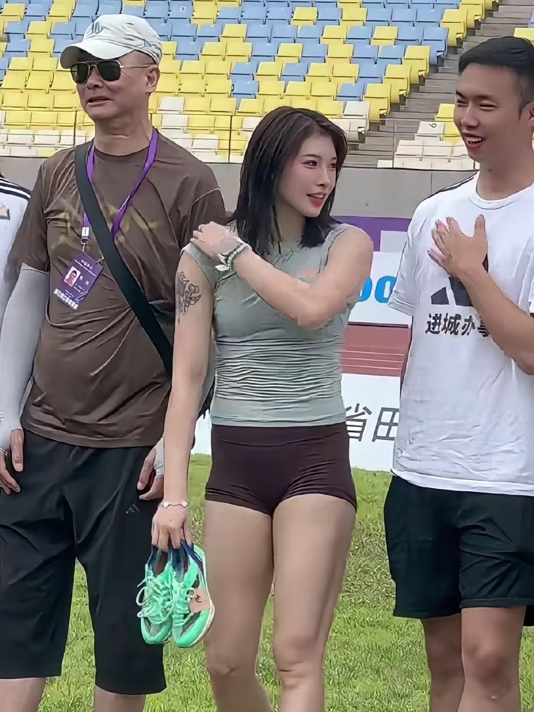 吴艳妮脸小肩膀宽，脖子以下全是肌肉，人家是专业田径运动员，那叫一个健康强壮。想当初刘翔拿冠军那个体型