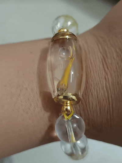 刷到那个云南女子做活鱼手链的视频，看得人浑身不舒服。就是把还在游动的小活鱼，硬塞