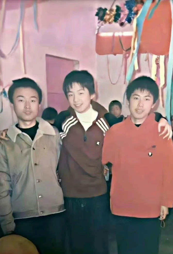少年的刘宇宁，就已经很好看了。他和他的朋友，在面相上看，都挺乖的，不是那