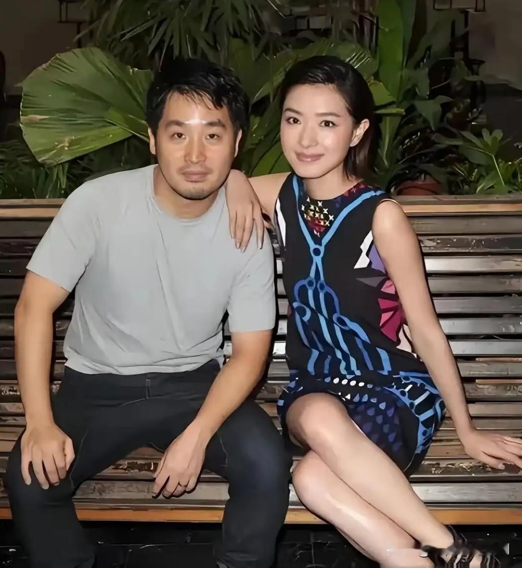 演员万茜与圈外丈夫徐洪涛在户外的一张合影。万茜五官精致，气质高雅，徐洪涛阳光帅气