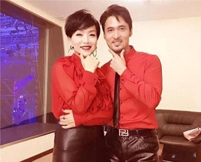 她没翻红，只是按时出现了。昨天刷到陈明和她女儿一起买菜的照片，俩人拎着塑料袋站