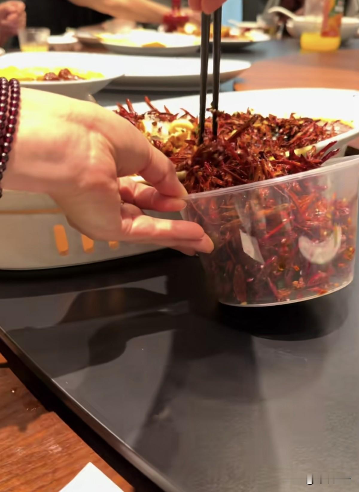 建议大家下次在外面吃饭，也可以借鉴一下这位食客的做法。这位女食客在餐馆里点了份