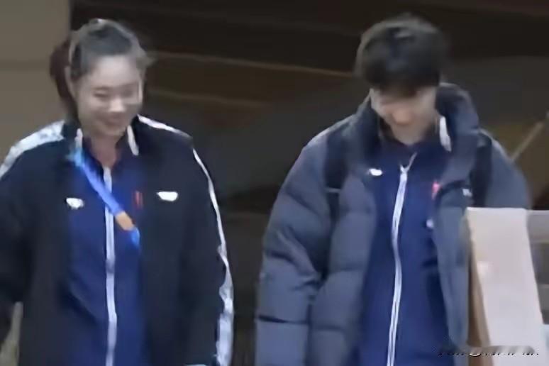 徐奕跟着鳗鱼回家过年了！由于19号就打新加坡大满贯了，还得提前适应场地，所