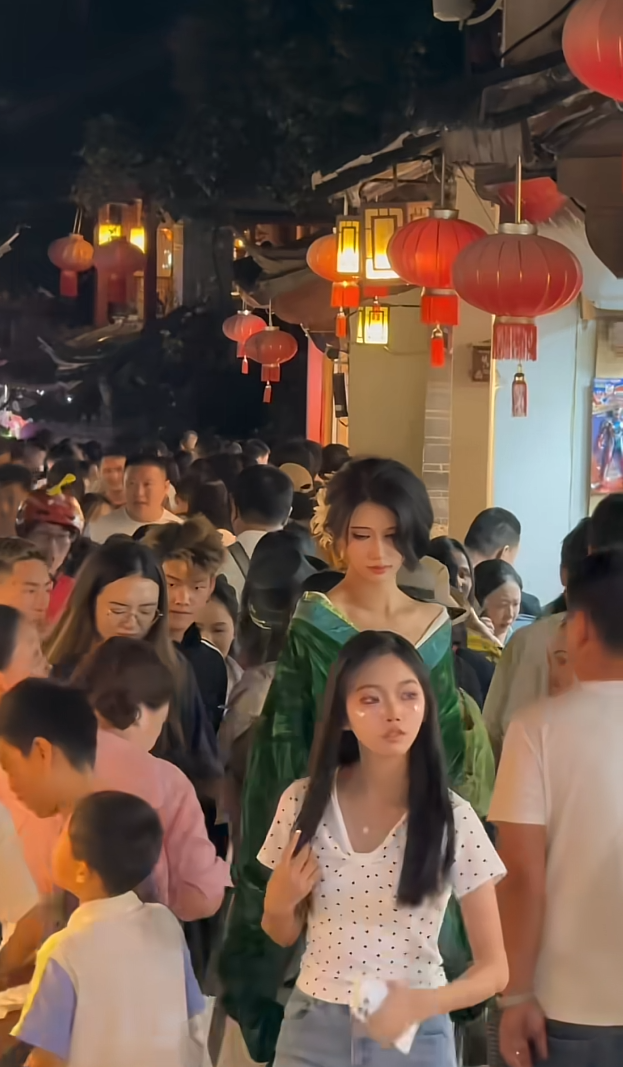 当--米九的我穿战国袍在丽江古城