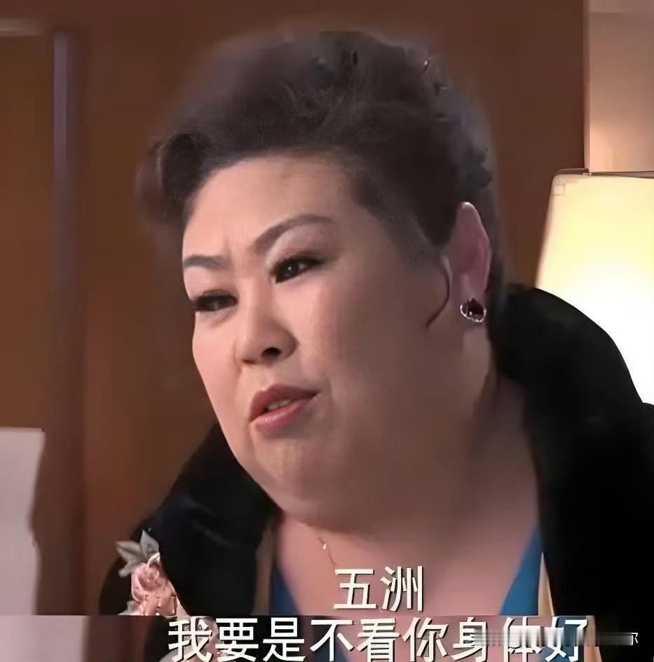 我给三婶看了董立范早年的剧照三婶盯着照片看了好一会，轻轻叹了口气她说，这