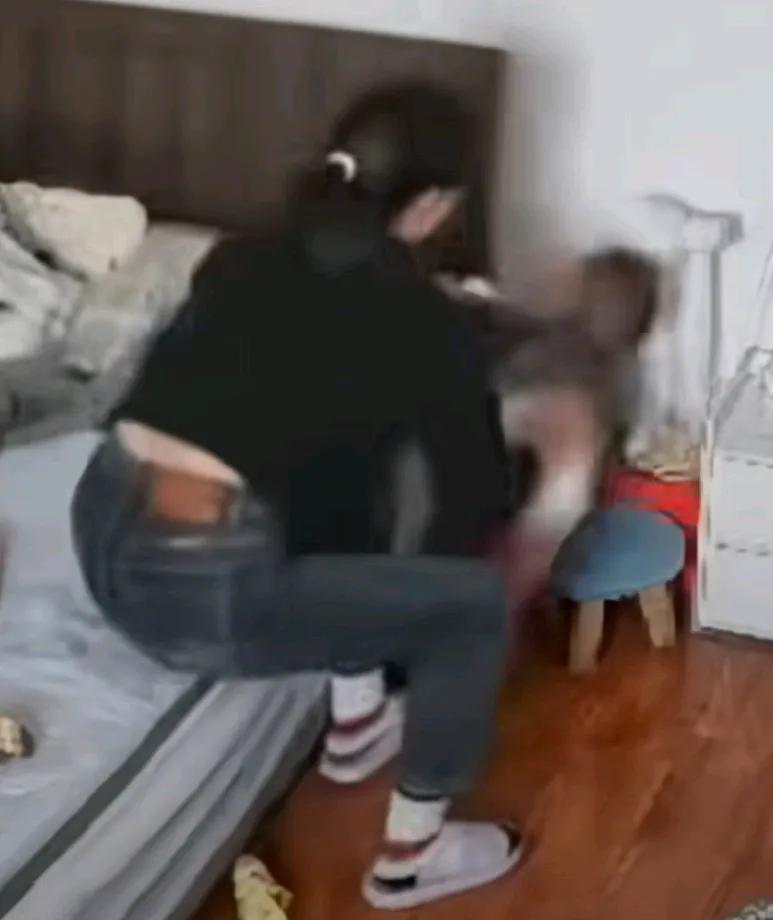 月嫂给宝宝换衣服，结果让宝宝不慎从床上掉下来，妈妈说，换衣服才发现宝宝背上有一