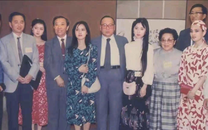 看到陈晓旭1987年香港宴会照，才知林黛玉的妆造，限制了她的美貌