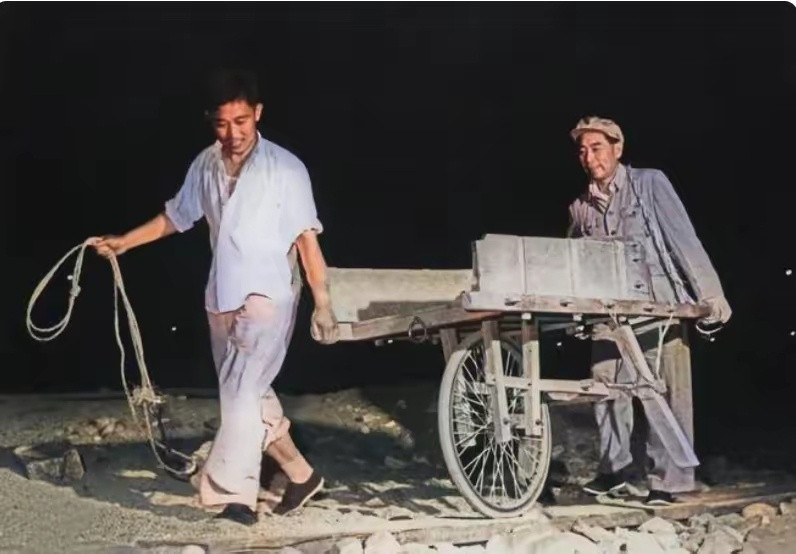 这是一张难得一见的周总理推车的珍贵老照片，拍摄于1958年十三陵水库建设工地。​