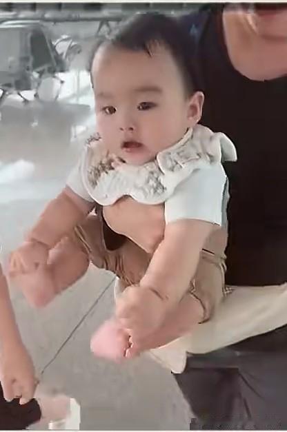我感觉马小梅真的比一般的人会带娃呀。你看一般的人抱娃从地下嗖一下子抱起来了，但是