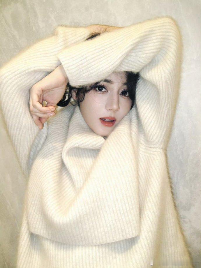 1.张艺谋前段时间在微博之夜的时候，他在休息室被圈内人堵住加联系方式，现在还有