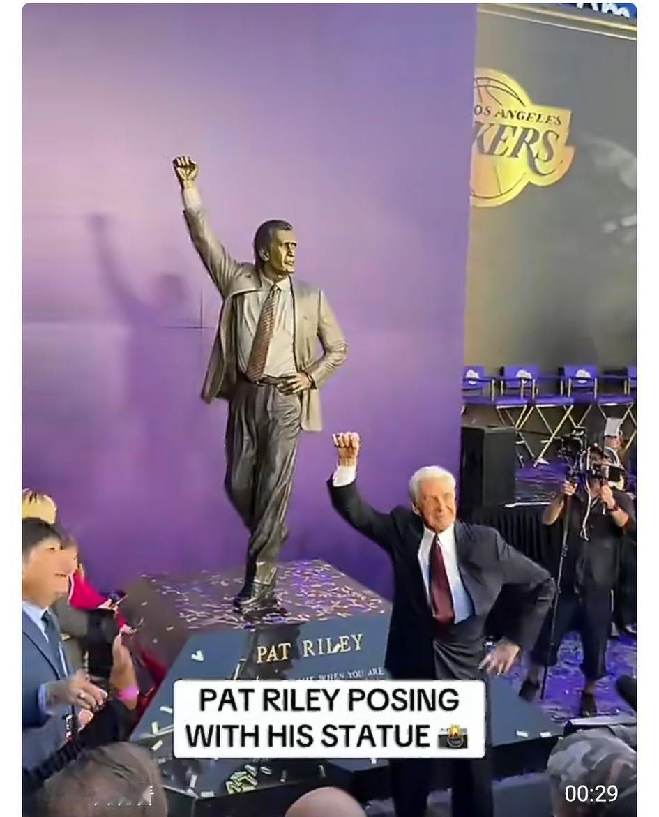 没有对比，就没有伤害！图一：湖人给莱利做的雕像。图二：莱利给韦德做的雕像。