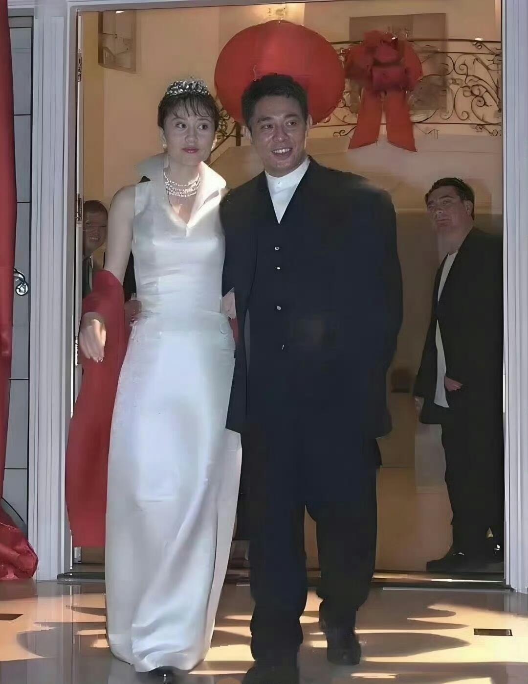 李连杰就是在身高上吃了亏，其实她长得比较端正，在当时算比较帅气的男明星，早年跟利