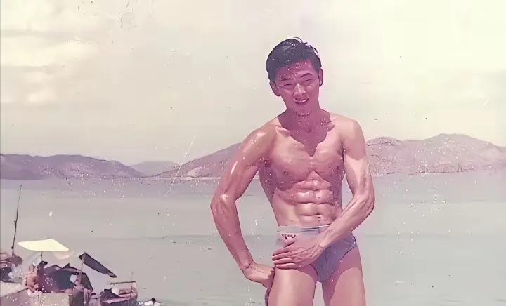 王羽传说影视圈里唯一打败过李小龙的人，也不知真假，他本人不算帅，但也相当有型了，