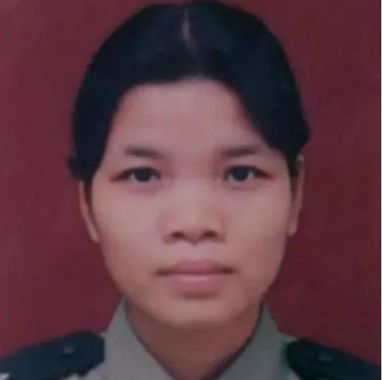 1997年，22岁的女警严婷壮烈牺牲，谁料，她的墓碑不允许刻名字，不允许放照片，