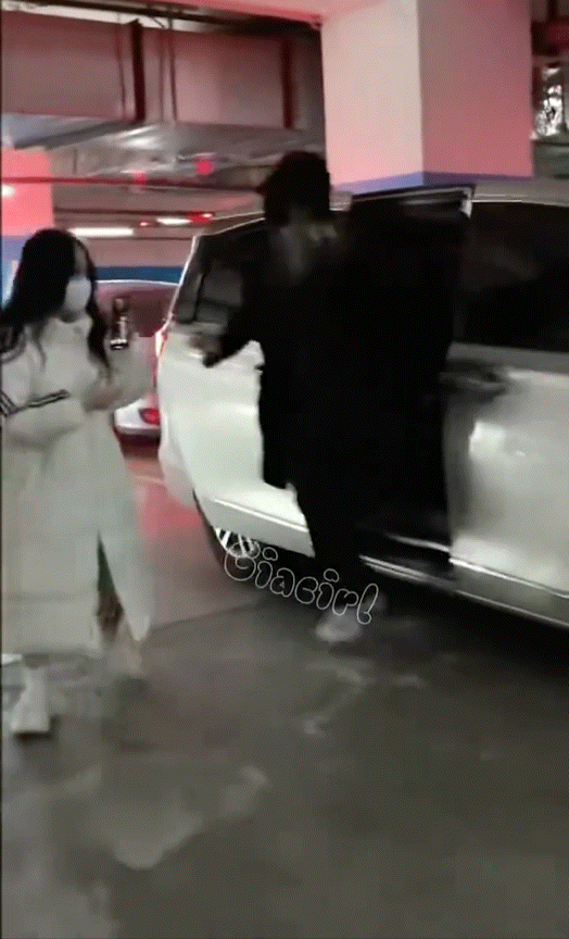 网友就别心疼了，挨打的粉丝，被香迷糊了