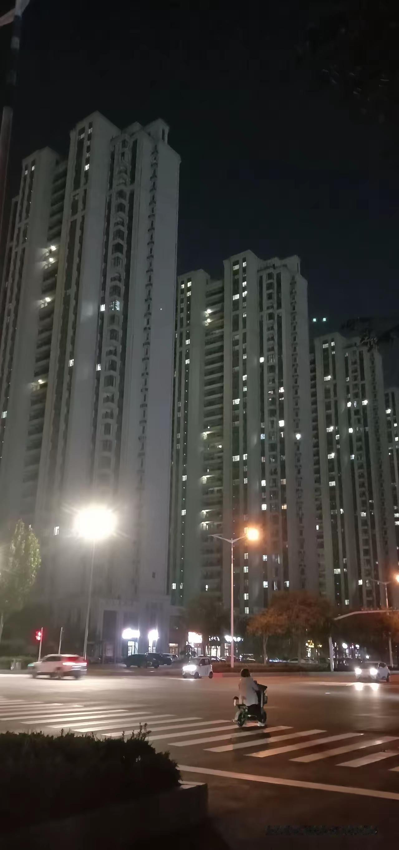 临沂南坊的这个小区，据说当年有人用十个身份证去认筹，结果都没买上，一房难求。为什