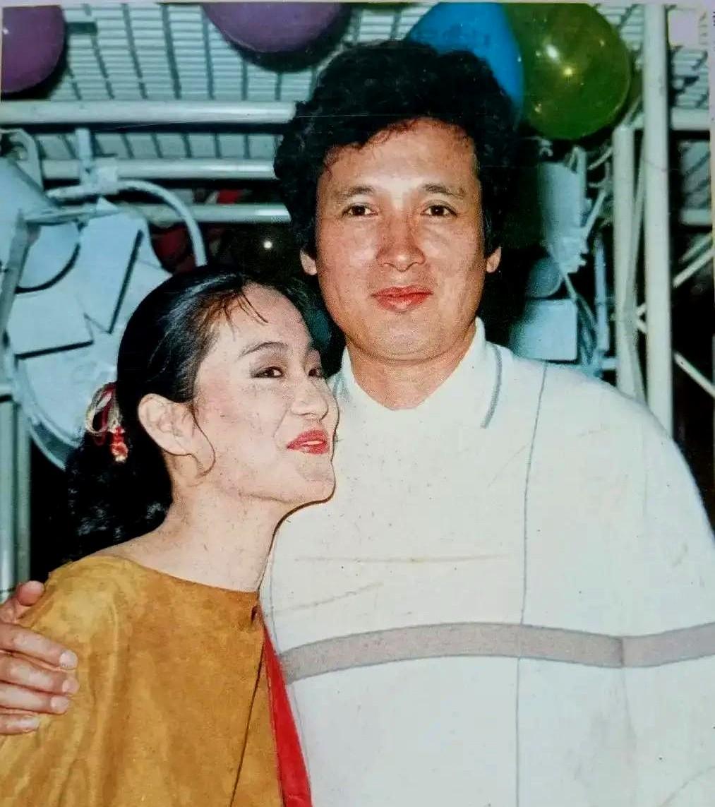 77岁的秦祥林带着61岁的太太又出来了，帅哥老了还是帅哥。当年的金童玉女，林青