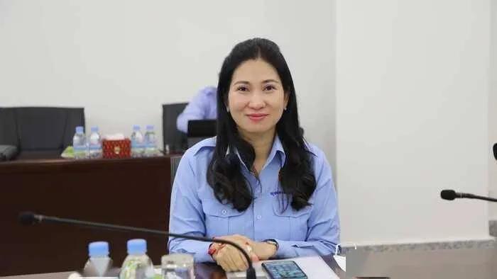 柬埔寨有个颜值不低的四星女上将，丹达丽尼，最近被网友怼惨了：“小国自封的将军，含