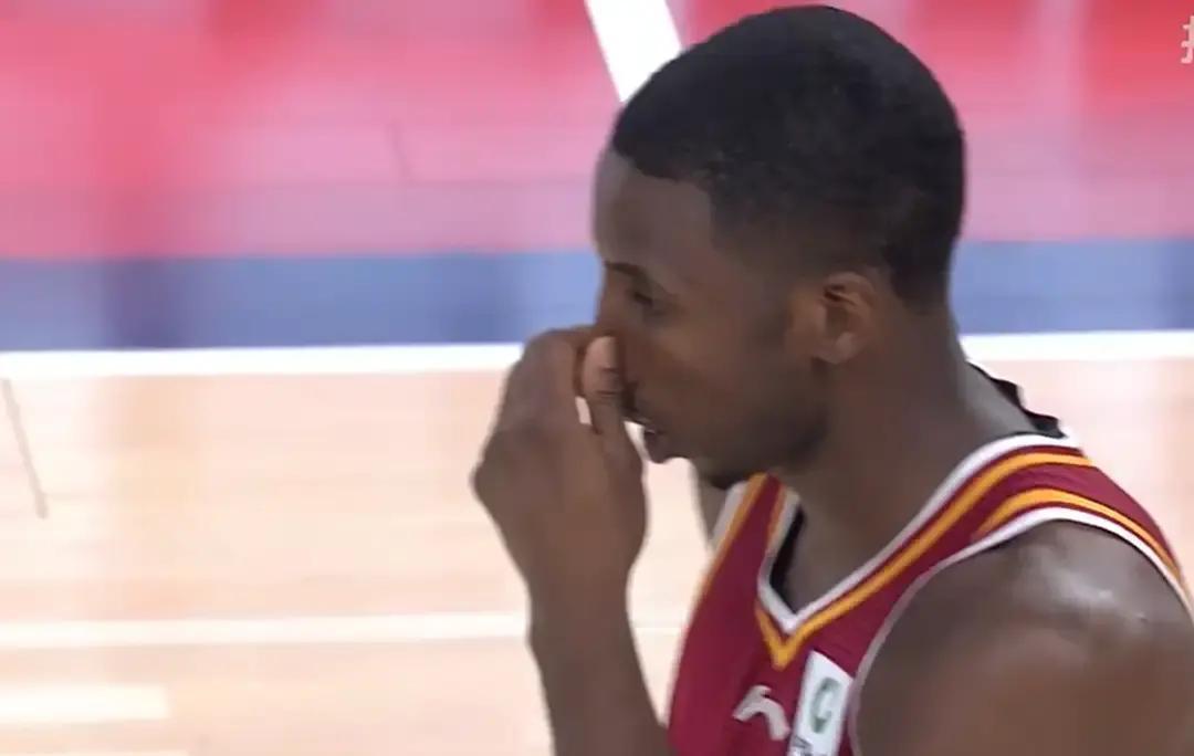 迪亚洛一肘，陈家政躺地不起！这一下发生在第三节剩4分07秒，山西外援突破时