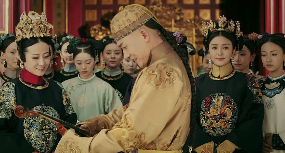 1799年，嘉庆选秀女时，选了一个长相清秀的小女孩。太监把小女孩带走，精心打扮了
