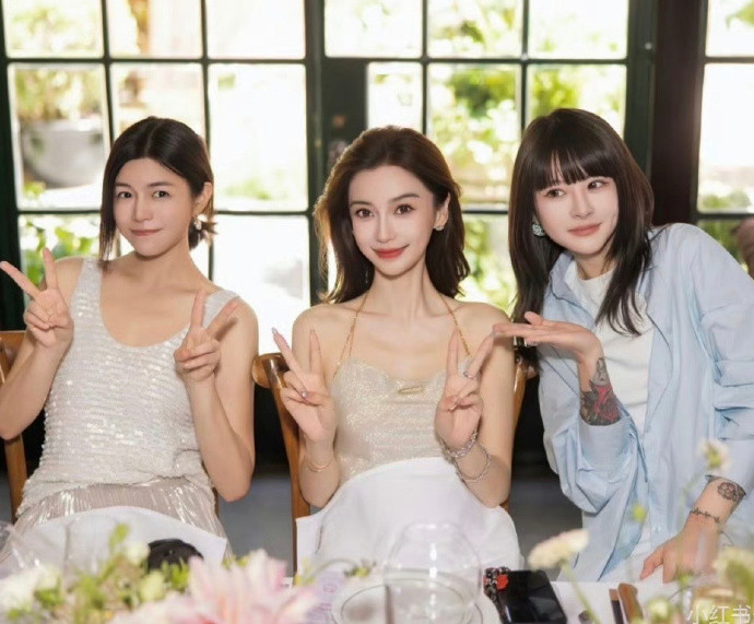 angelababy参加闺蜜生日宴造型来了，太美了​​​