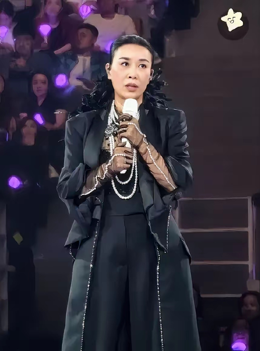 全网刷屏！那英演唱会违规加歌送别刘欢，业内曝光：大概率不处罚！理由太戳心那英演唱会一段即兴清唱，刷爆
