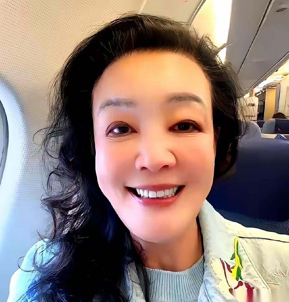 张兰罕见谈前夫：帅过小菲，儒雅善良，缘尽情未了张兰近日回忆三十年前往事，首度