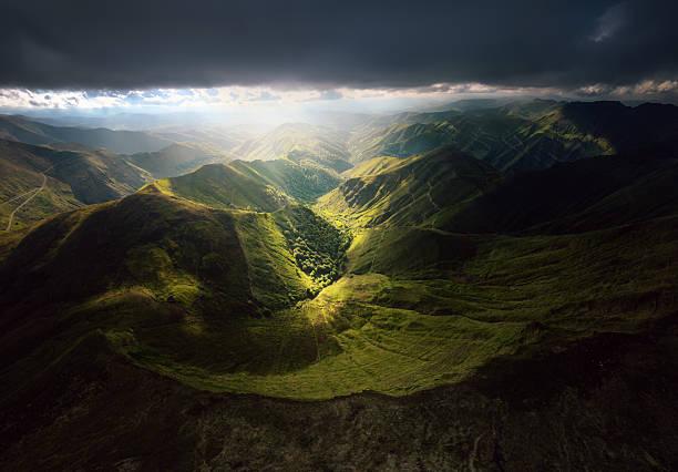 一位成功人士说：年轻人最危险的不是没钱，而是被“资本叙事”吃干抹净。很多年轻