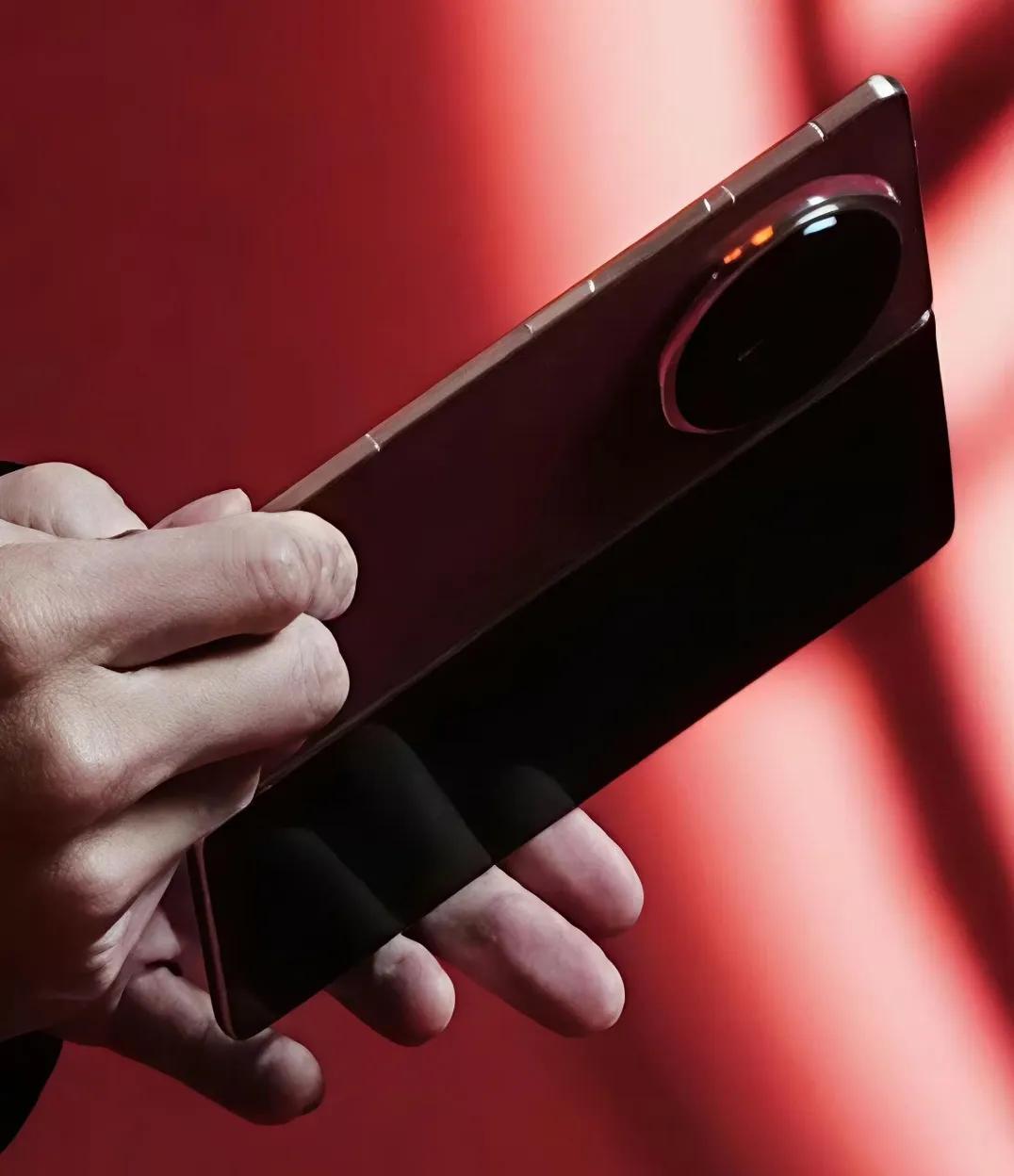 荣耀MagicV6真机样张，金属边框个人觉得硬朗，精致感拉满。这一代主打配色「