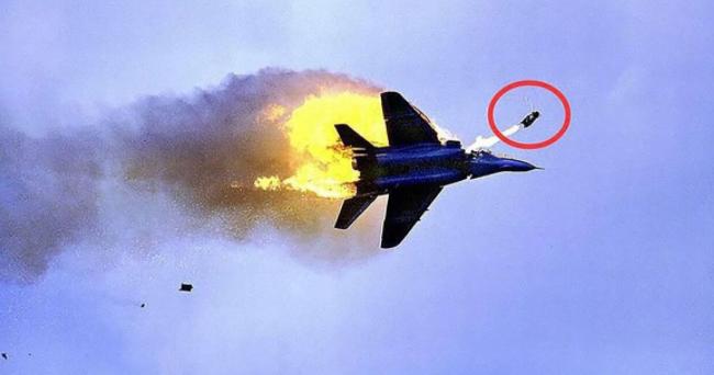 惊天警示！俄乌战场传来血的教训，我们最先进的歼20，绝不能再抱着火箭弹不放了，打