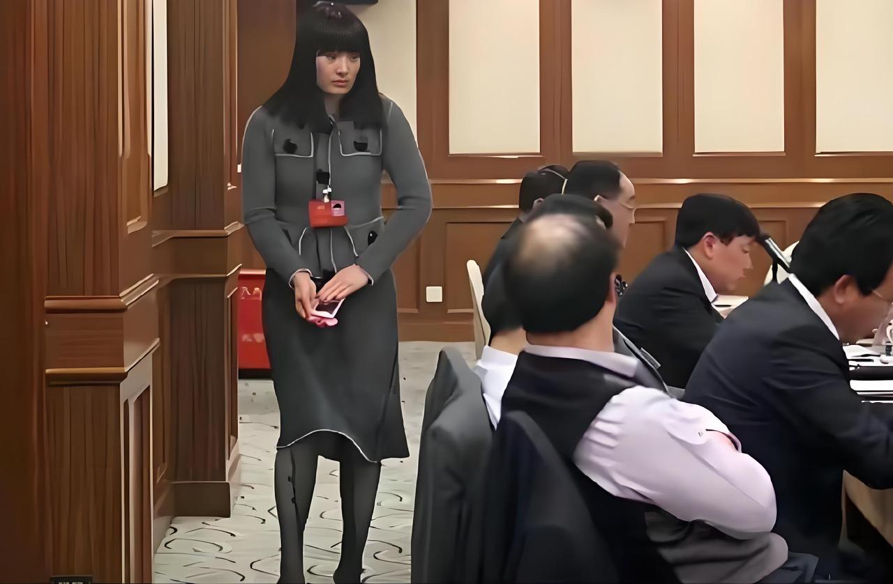 二十岁出头的宗馥莉开会迟到的旧照那时候的她在资历深厚的前辈跟前，下意识十分拘谨