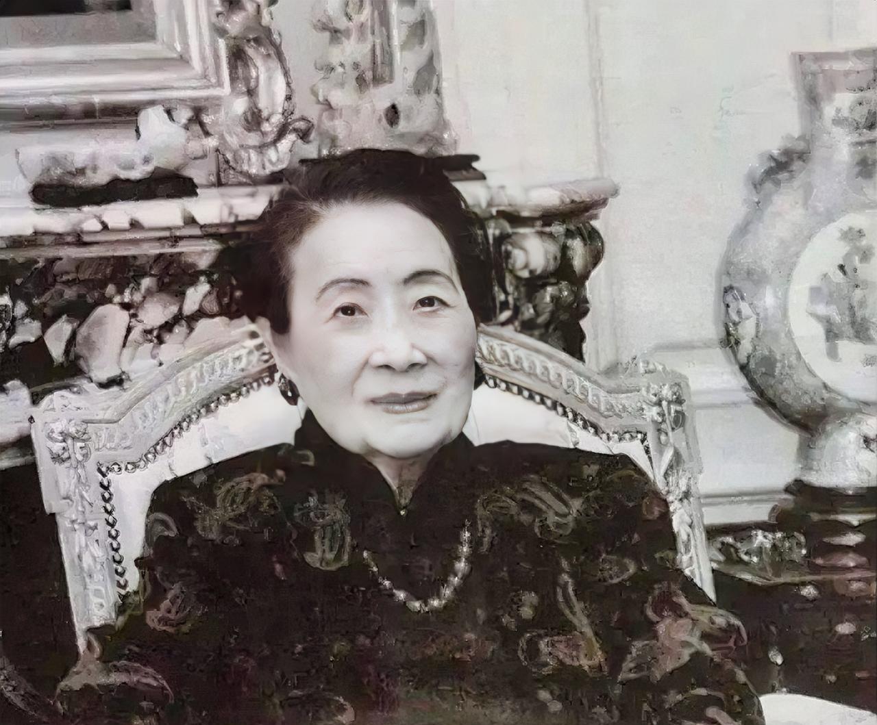 2003年，宋美龄在寓所安详去世，据护士张莉枫回忆：晚年的宋美龄，经常会在孤独的