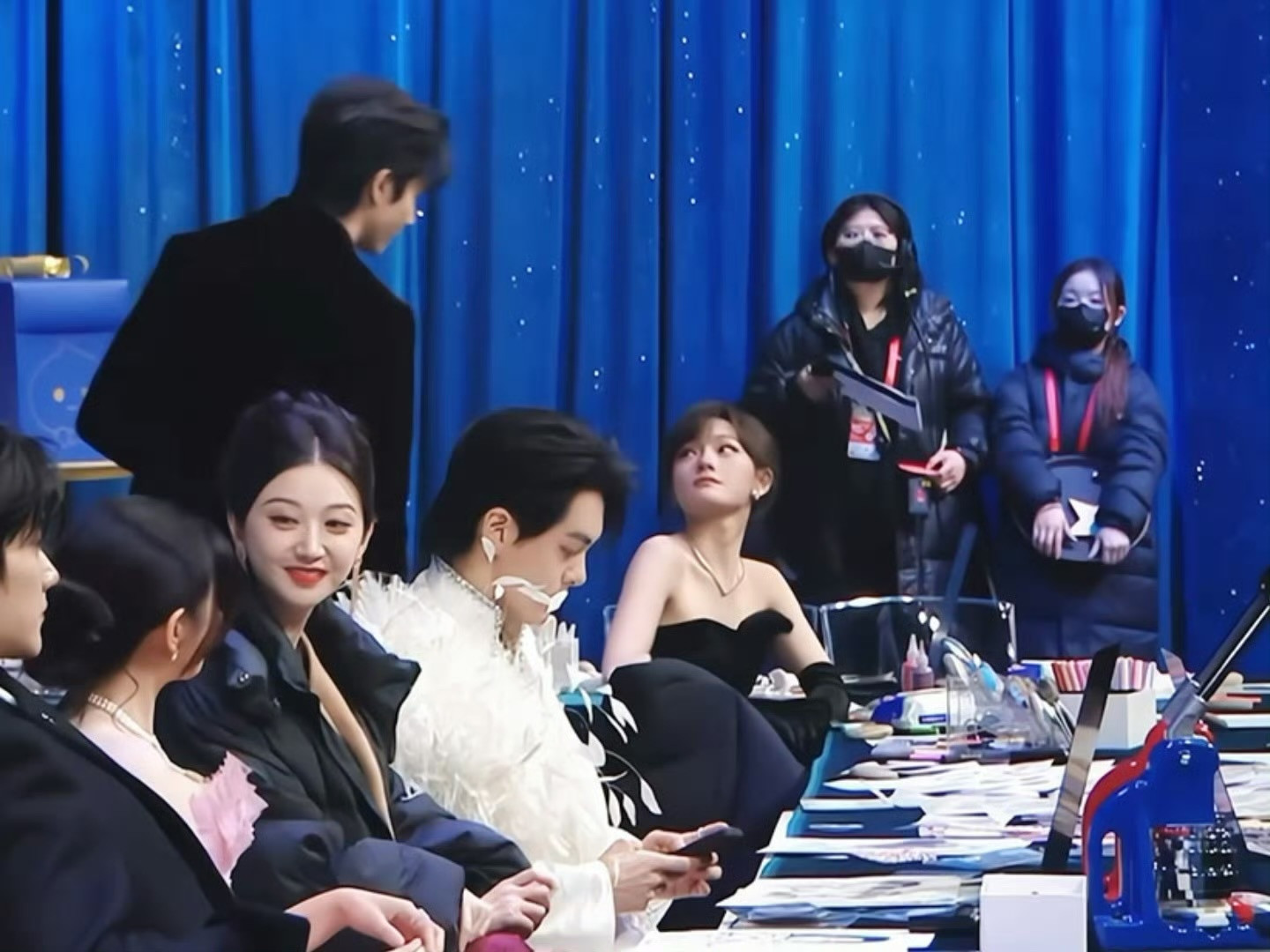 宋威龙给文淇打招呼宋威龙文淇打招呼宋威龙这是小学生打招呼方式