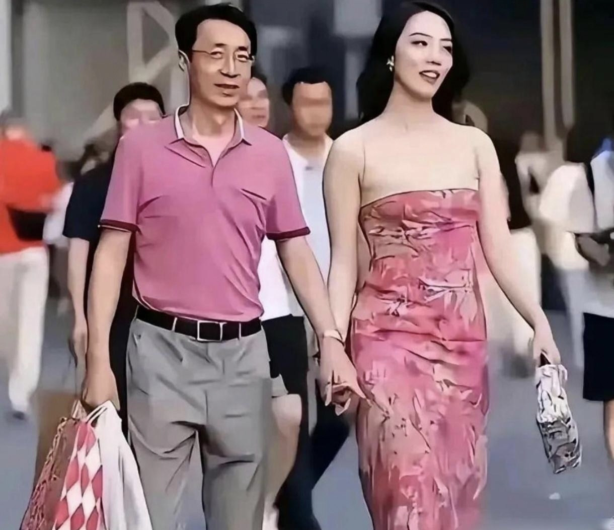 “牵手门”事件曝光后，董思槿的生活彻底变了样。她很快被原公司解约，没了经济来源