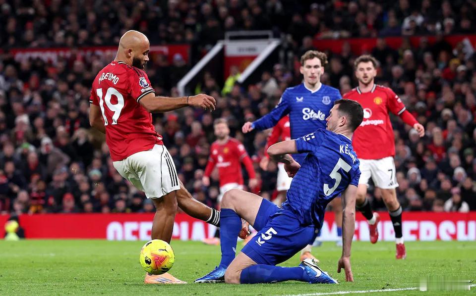 盖耶扇了队友迈克尔-基恩一个嘴巴，第13分钟就被罚下了。可以说，曼联几乎整场就是