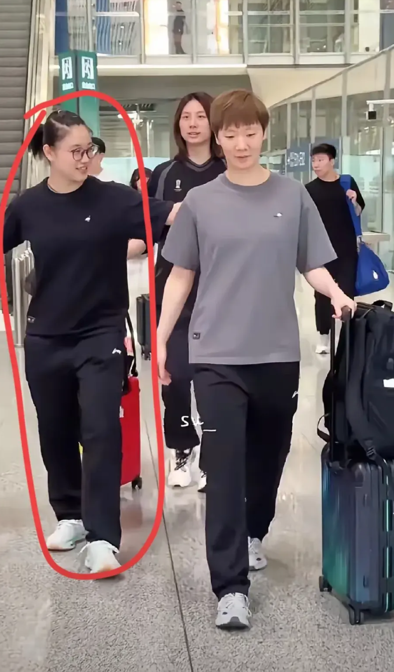 出发前往瑞典参加大满贯的运动员名单里有王曼昱和陈熠，可并没有徐奕啊，那她为什么也