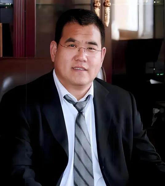 2008年汶川地震时，一位百亿富豪捐款3000万元，然而在抗震救灾的晚会上，他却