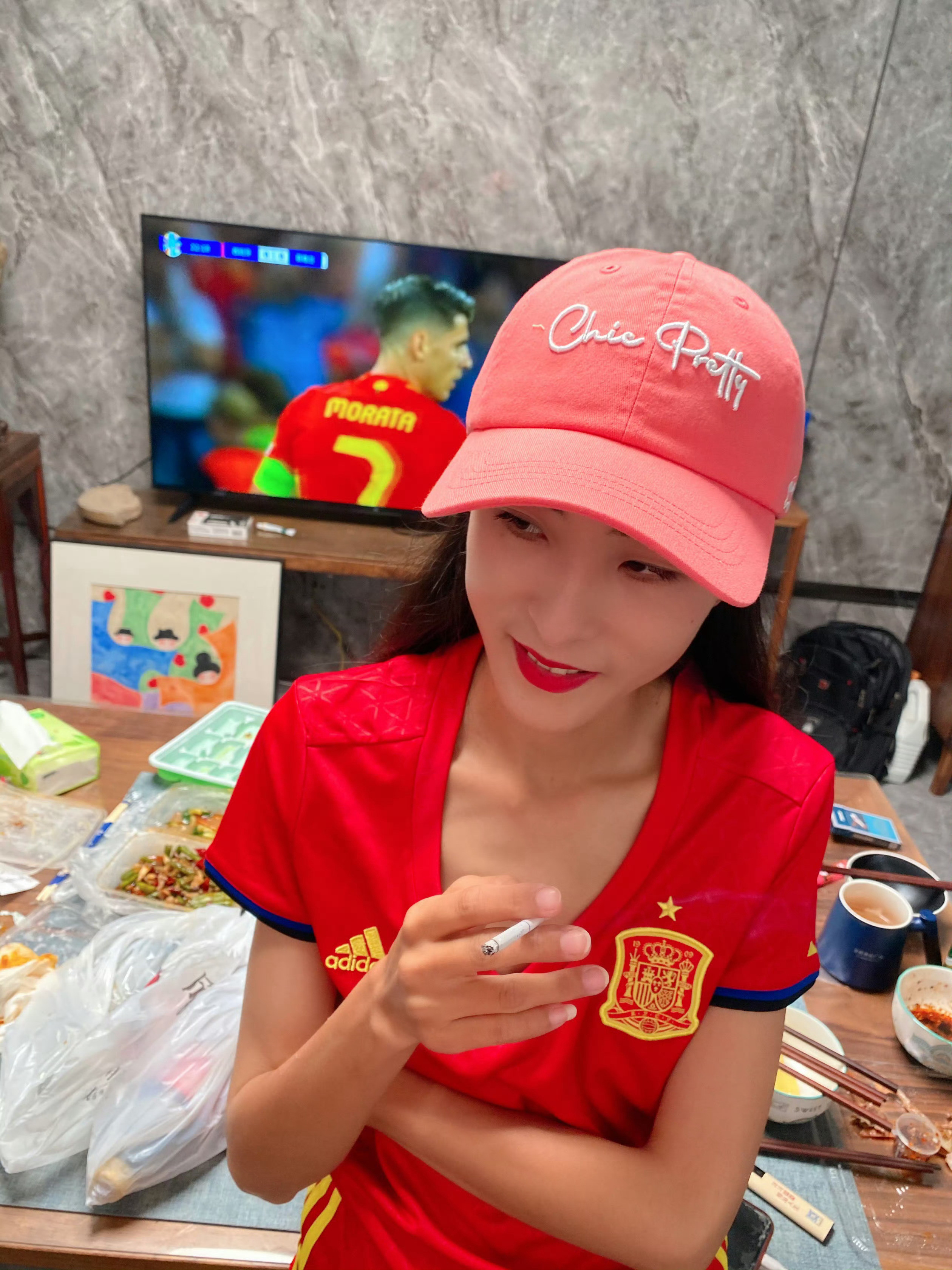 最近在网上刷到图2，觉得超可爱，于是又想起来她是西班牙球迷了。她问我...
