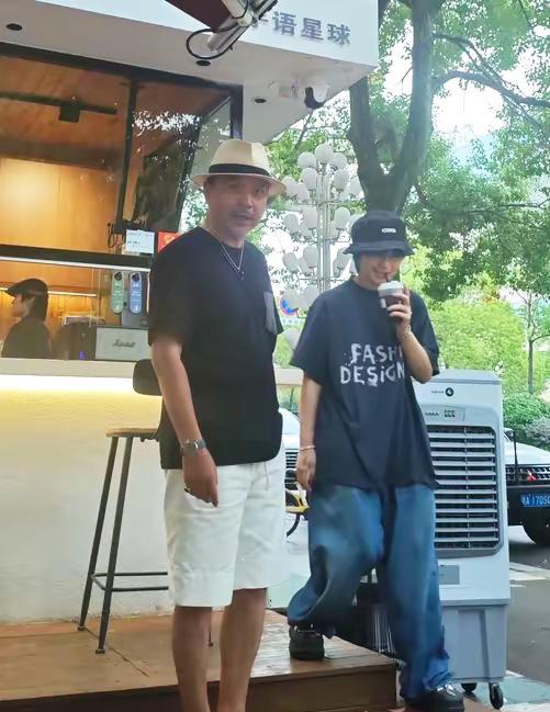 近日长沙街头惊现暖心一幕！刚结束演唱会的周笔畅，穿着洞洞鞋直奔汪涵新开的“手语咖