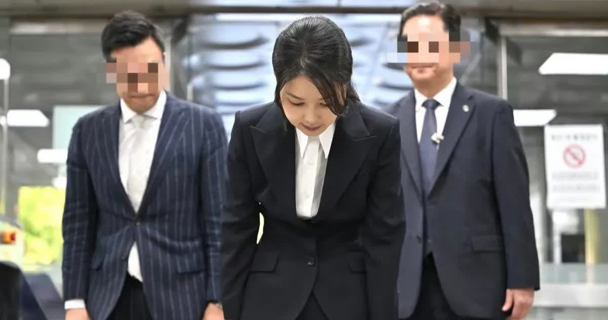 韩国前第一夫人金建希被捕前最后一次公开露面，状态差到离谱。从法院出来时，