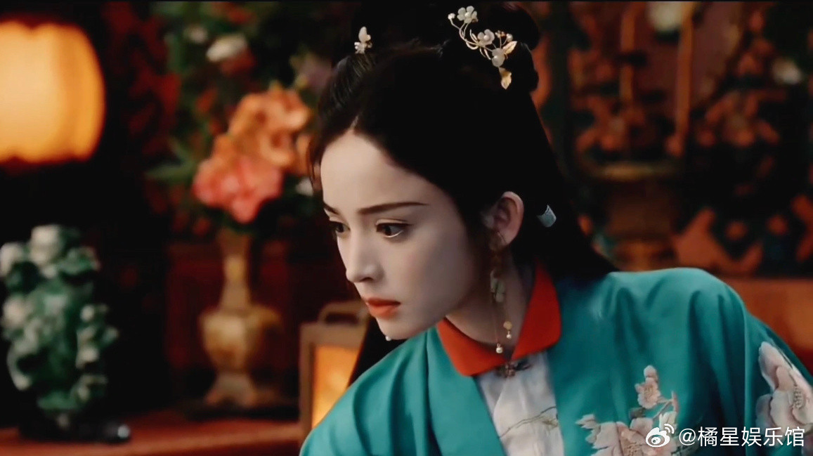 同为新疆美女，同样的动作，谁的演技更好一些