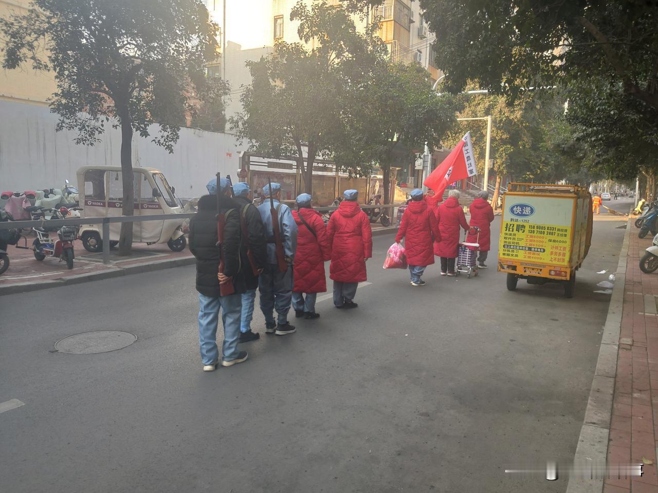 郑州街头随手拍:路遇“老红军”今天上午九点左右，在郑州街头路遇一队举着写有“中