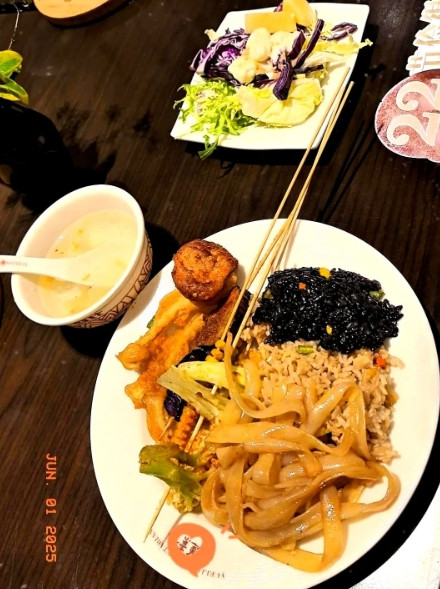 我和老公吃饭的时候，他突然说要离婚。我愣了一下，都没反应过来[哭哭][哭哭]