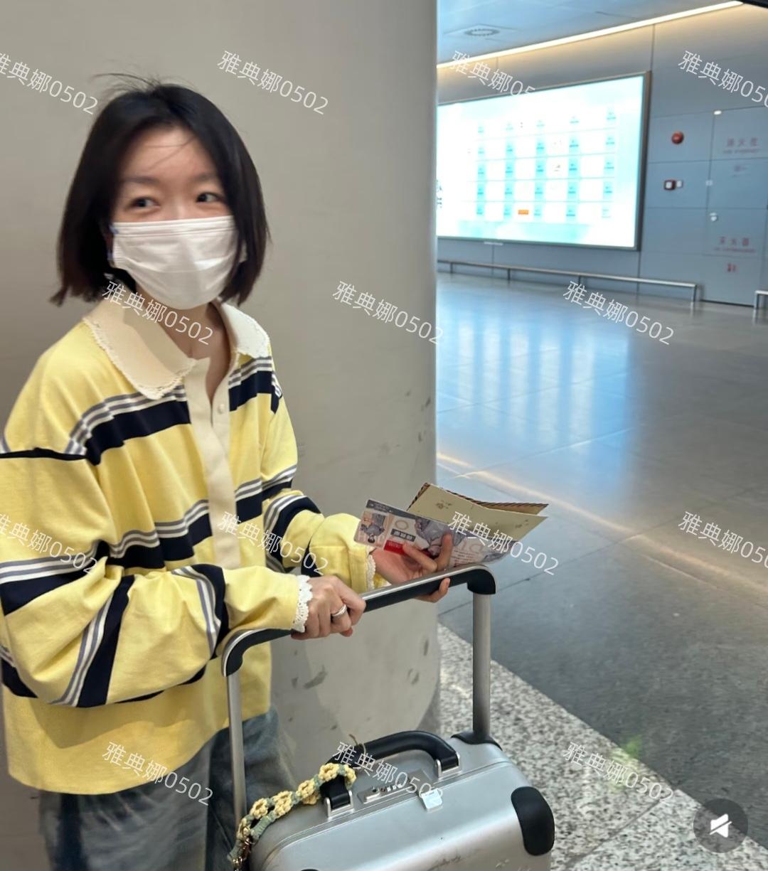 周冬雨都35岁了怎么还是那么年轻有少女感？在虹桥机场遇到她了，她不愧是谋女郎出