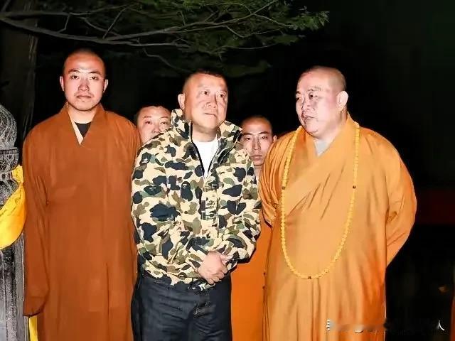 一张神秘合影引发众人好奇！释永信和曾志伟同框，照片里曾志伟精神饱满，旁边还有个帅