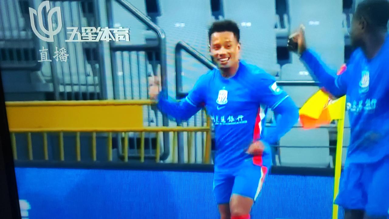 美好的开局，藏有隐患新赛季，主场坐镇的上海申花队，有惊无险地以5：3战胜了前来