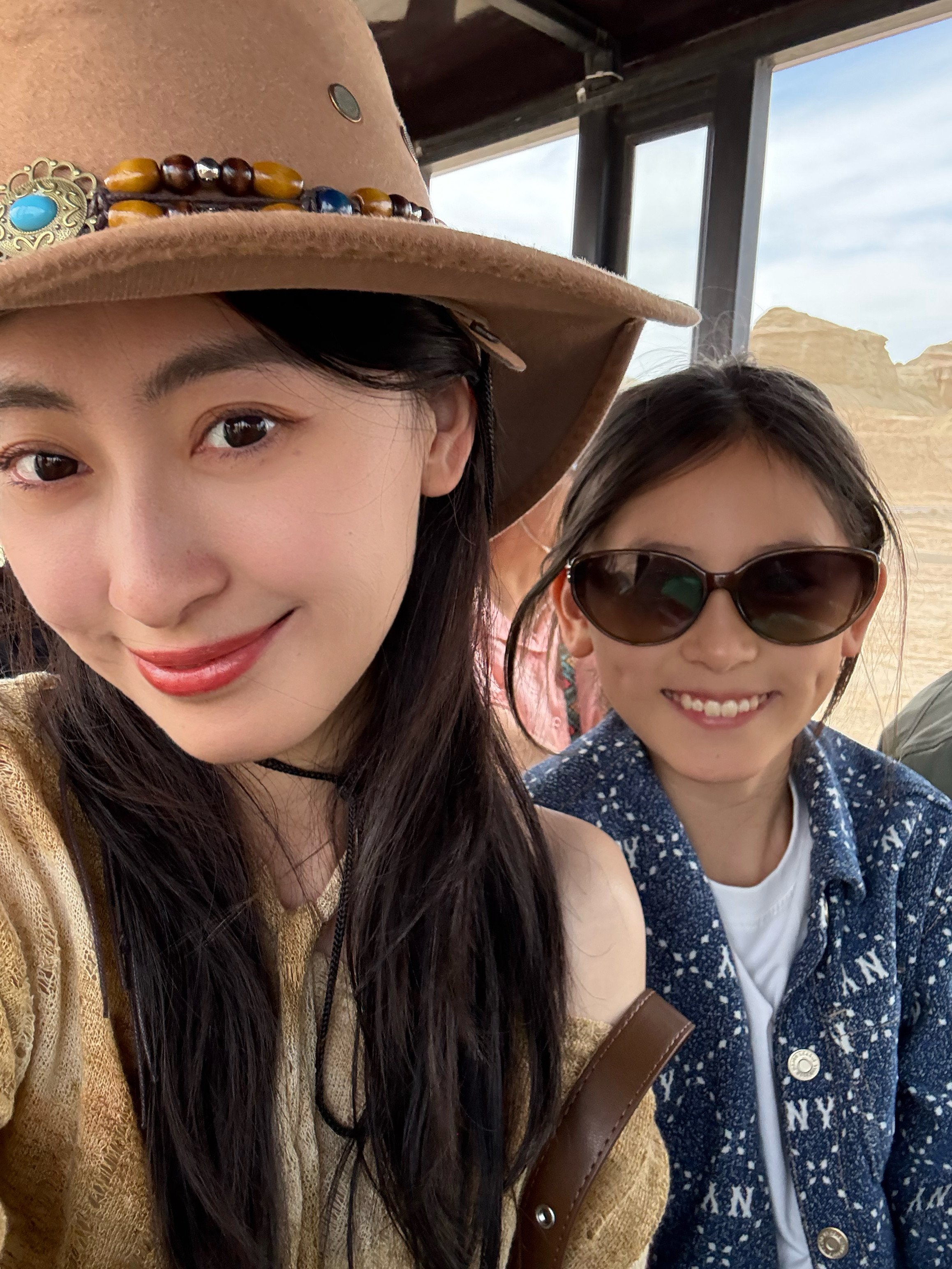 明天出发去海边啦🏝️先把上回出去在沙漠🏜️里照片发了哈哈克拉玛依•乌尔禾•魔鬼城👹白天真的热到