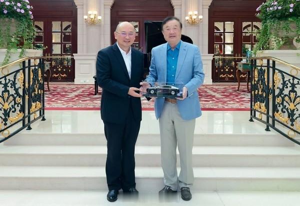 江汽集团董事长项兴初拜访华为任正非，手里的尊界S800车模太扎眼了！尊界S80